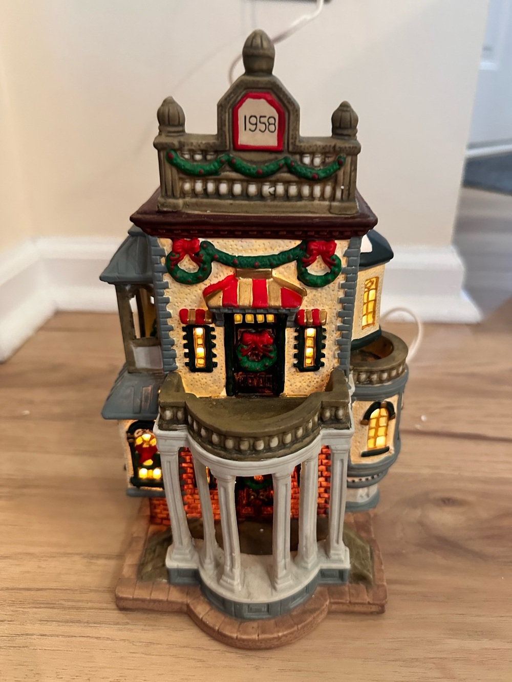 Vintage Santa’s Workbench Collection Moorfoot Manor Lighted Porcelain House 2001